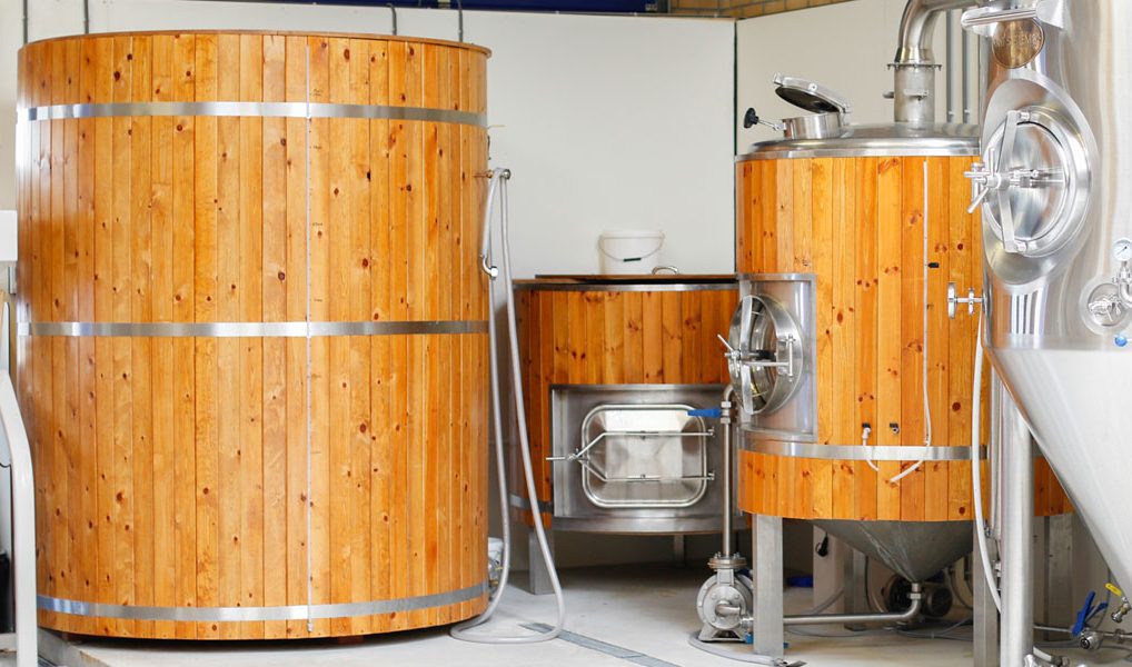 Brouwerij Walhalla in deze brouwketels brouwen wij hemelse bieren: de lievelingsbieren van de oude goden. Dit is een traditioneel Engelse brouwinstallatie: heet water tank, maischkuip & kookketel.